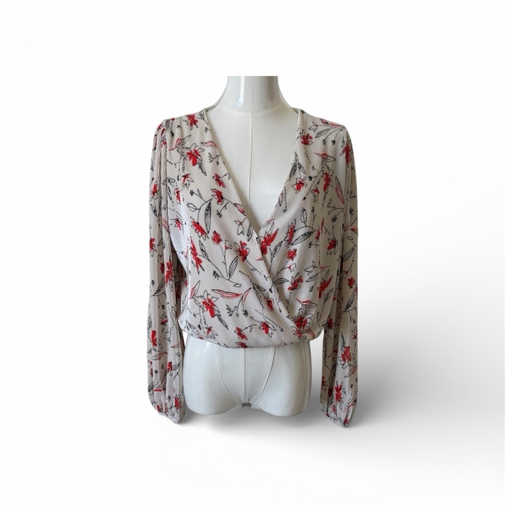 Astr The Label Floral Faux Wrap Blouse With pleated Texture Size S